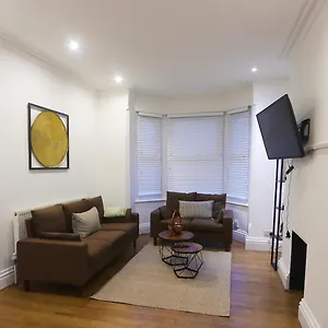 Modern 4-bed Sleeps 8 Close To Centre Parking Available - Exc Restricted Nottingham